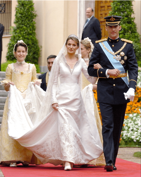 这十套皇室婚礼绝美婚纱现在回看仍旧惊艳！你最大发彩票羡慕哪一套呢？(图10)