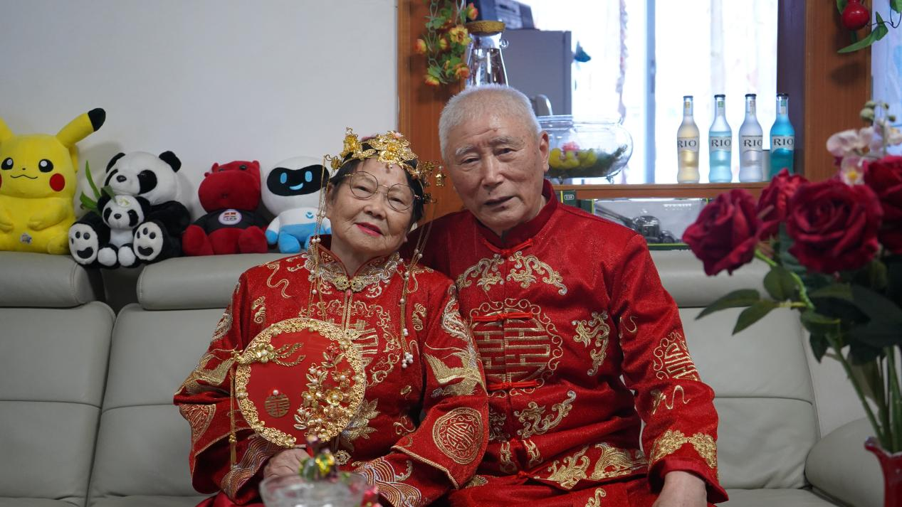 大发彩票武汉工程科技学院学子用镜头为300余对老人补拍婚纱照(图3)