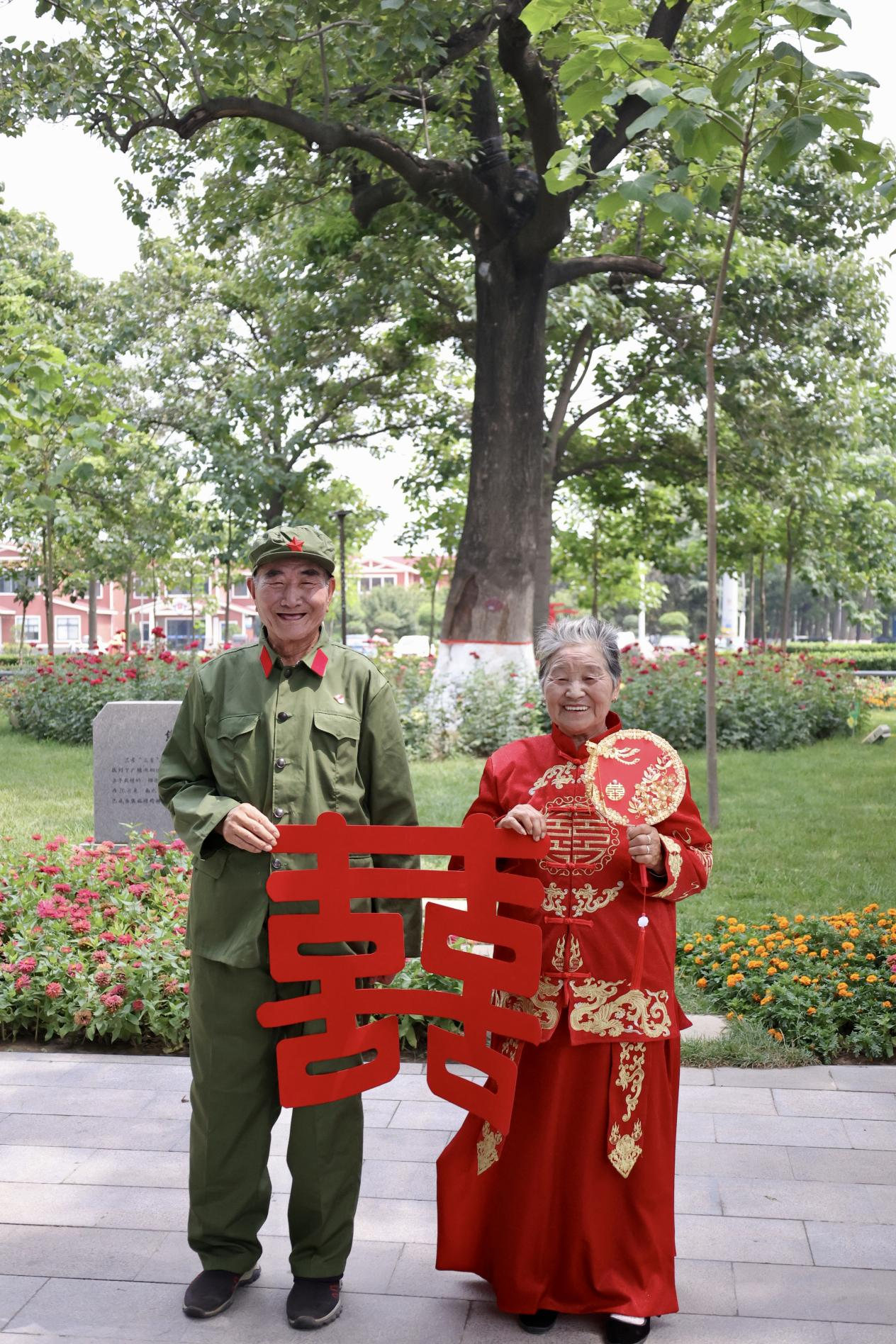大发彩票武汉工程科技学院学子用镜头为300余对老人补拍婚纱照(图5)