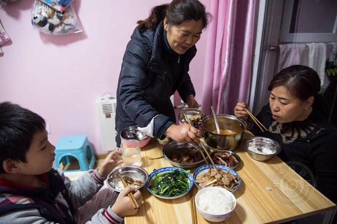 中国摄影网签约摄影师蔡付大发彩票亮：地震后两个家庭的纽带(图2)
