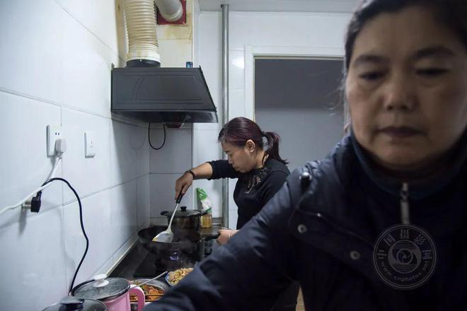 中国摄影网签约摄影师蔡付大发彩票亮：地震后两个家庭的纽带(图1)