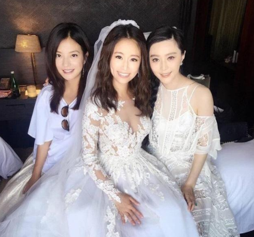 六位女星婚纱照刘亦菲仙气林心如性感但都不比大发彩票上56岁的她(图1)