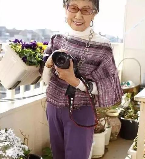 出书办摄影展一生钟爱喝酒吃肉…大发彩票…104岁的她把生活过成传奇(图5)